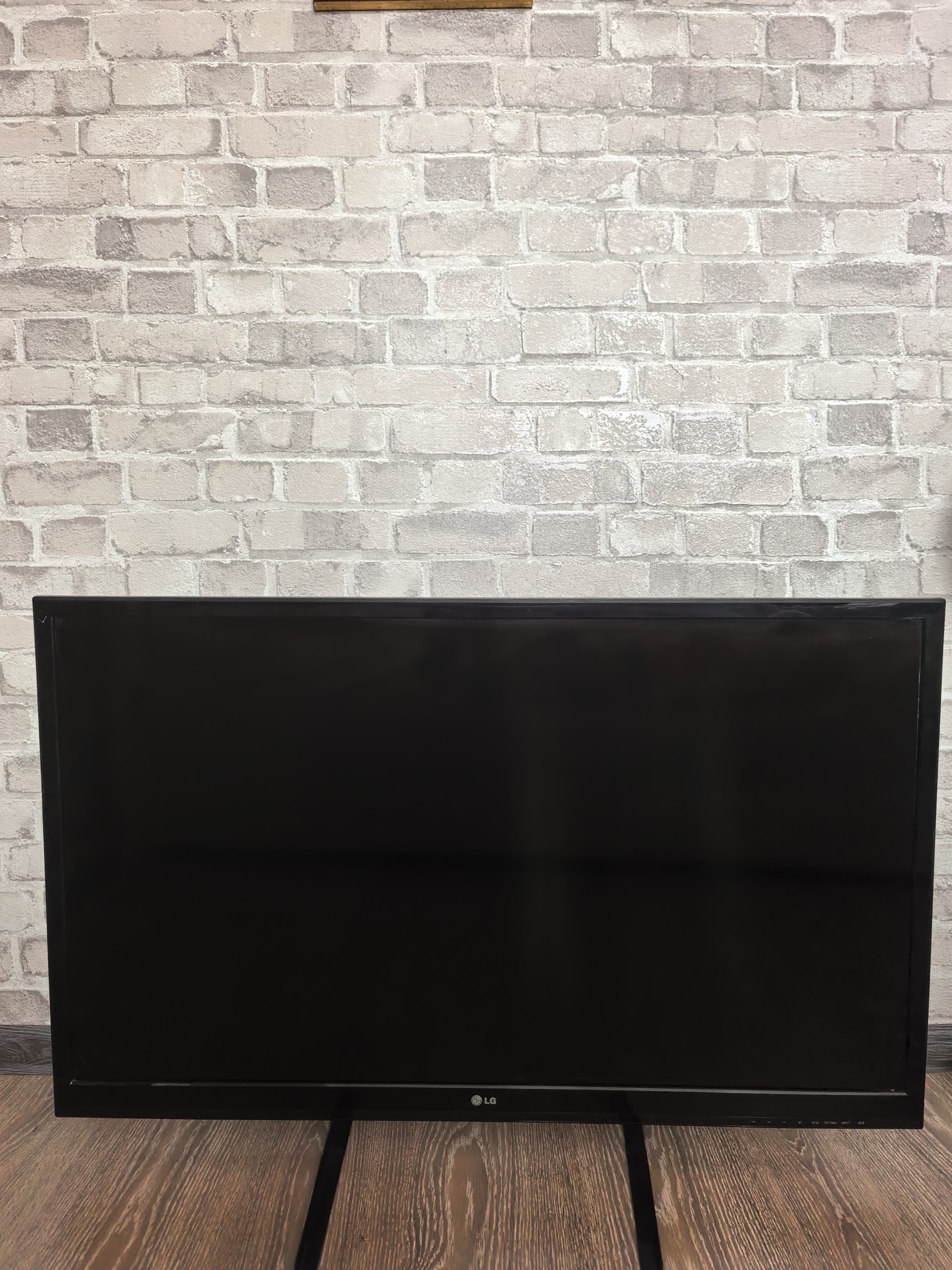 LG 42' televizor — 1920x1080, 100 Hz