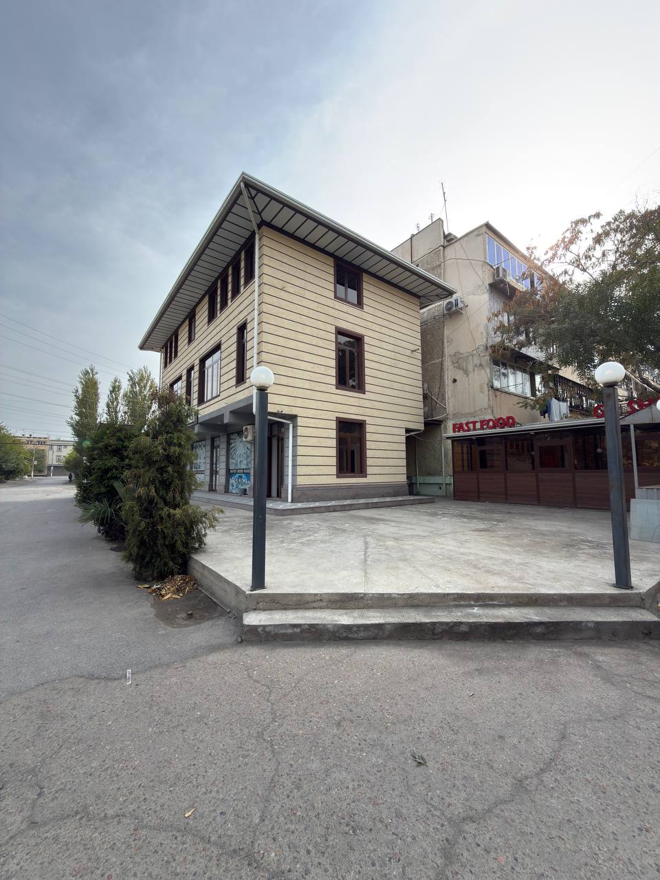 3 qavatli noturar joy — 240 m², A. Navoi