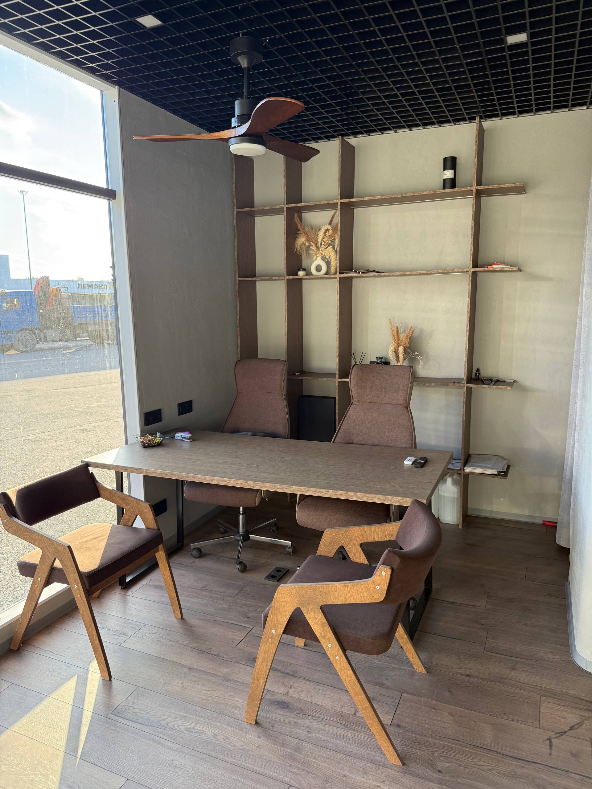 Keng mebel komplekti — chiroyli, to'liq