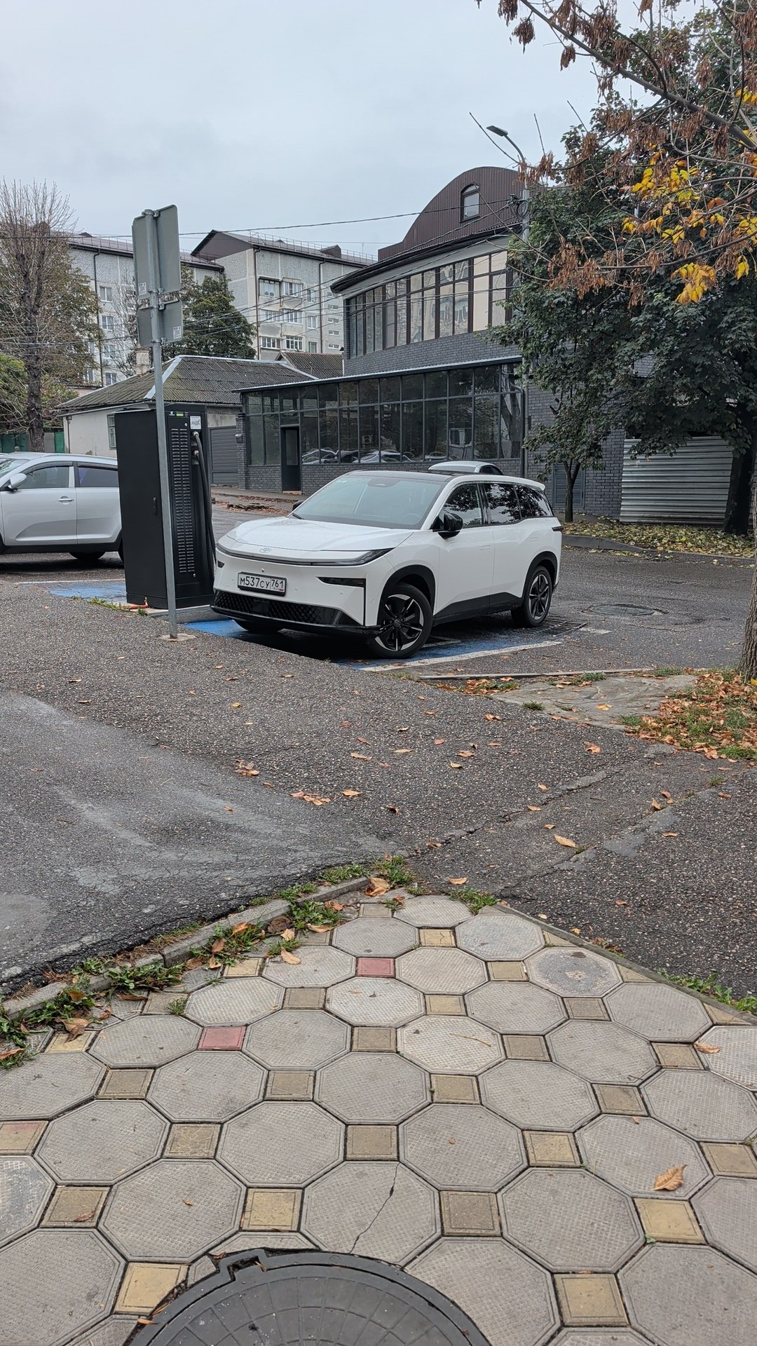 18 колесо 215/55 китайская резина уже шторки под