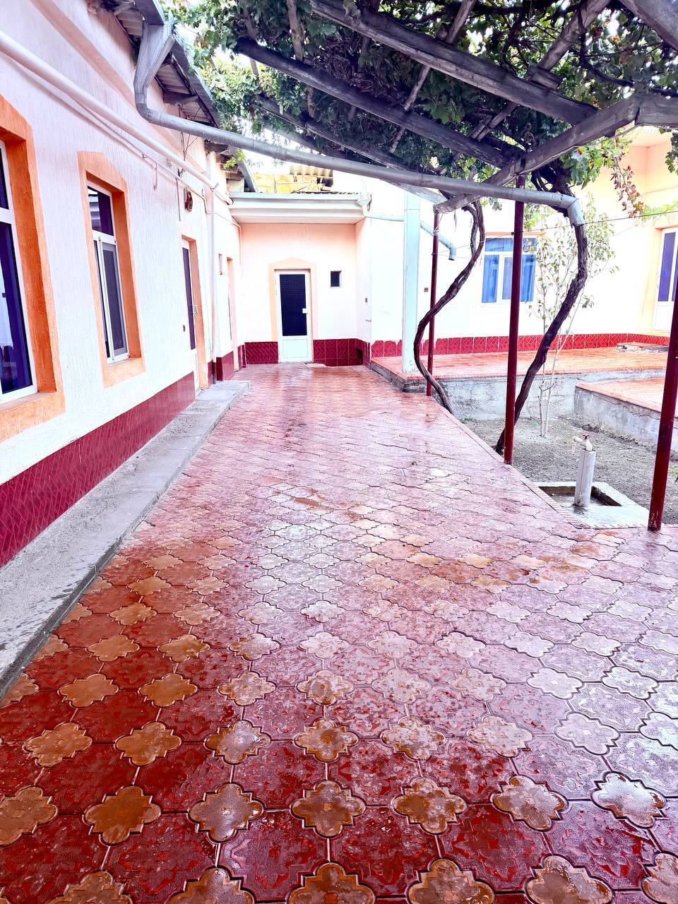 4 sotixli hovli — 3 xona, katta mehmonxona