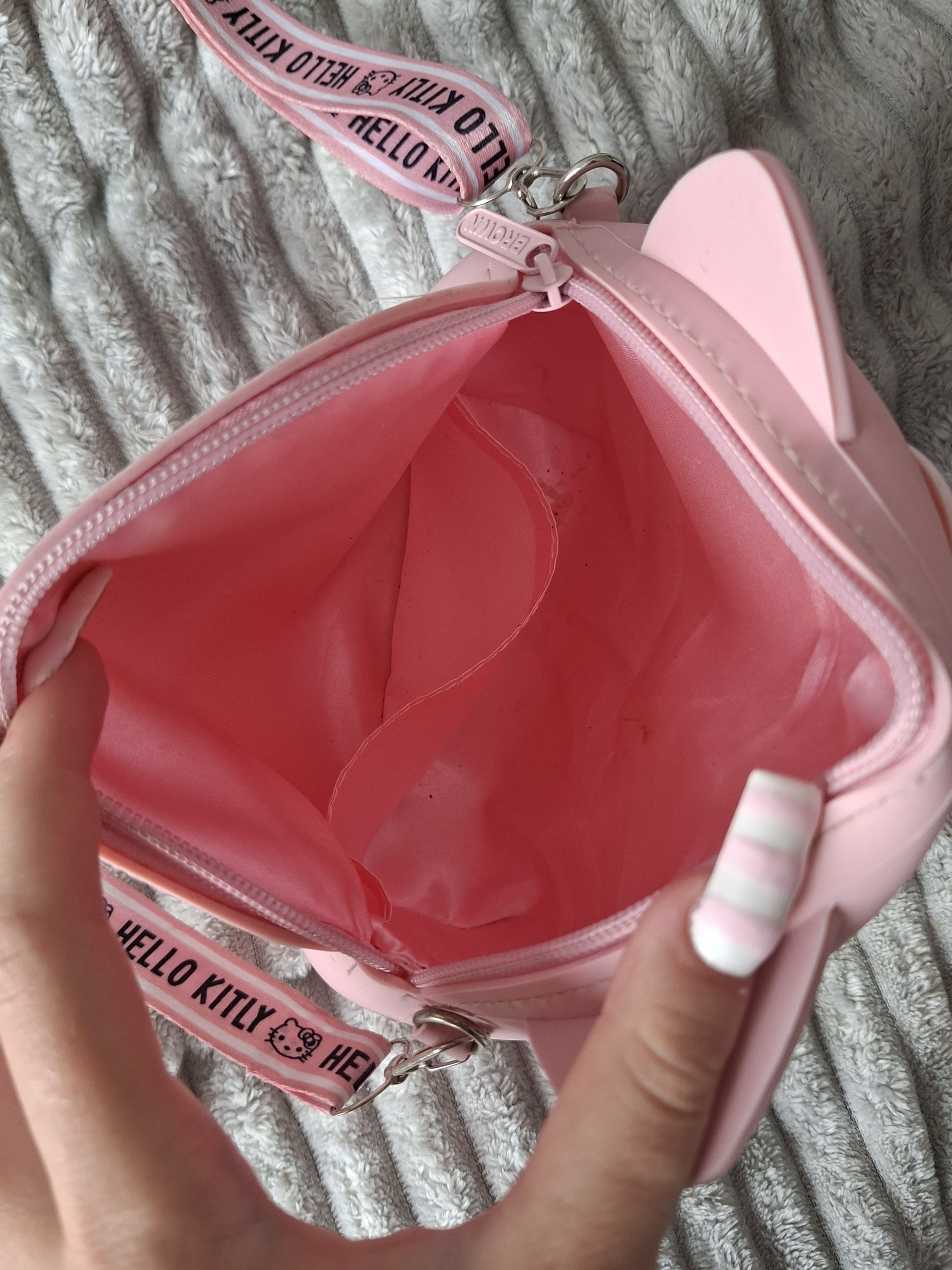 Hello Kitty sumka — 20cm kenglik, 15cm balandlik