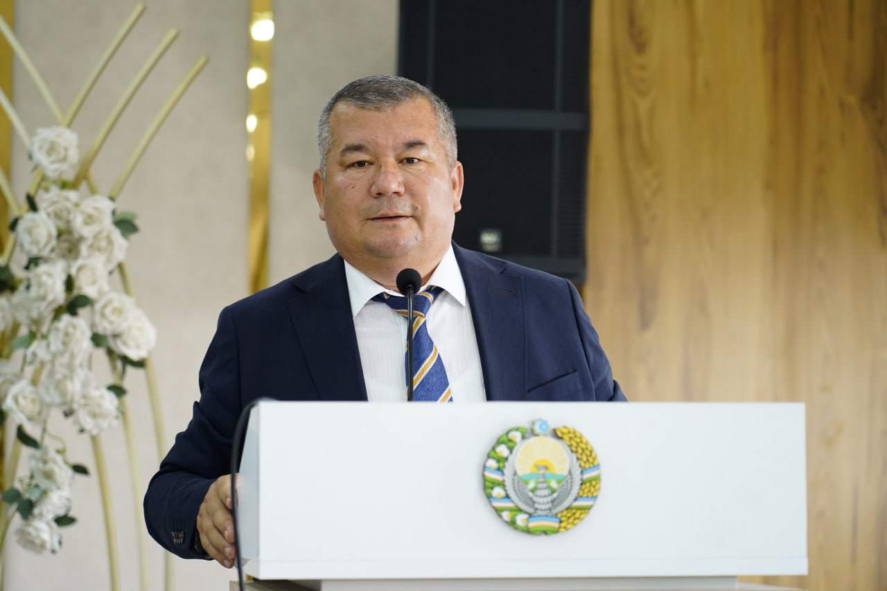 Universitet rektori bitiruvchilar bilan uchrashdi