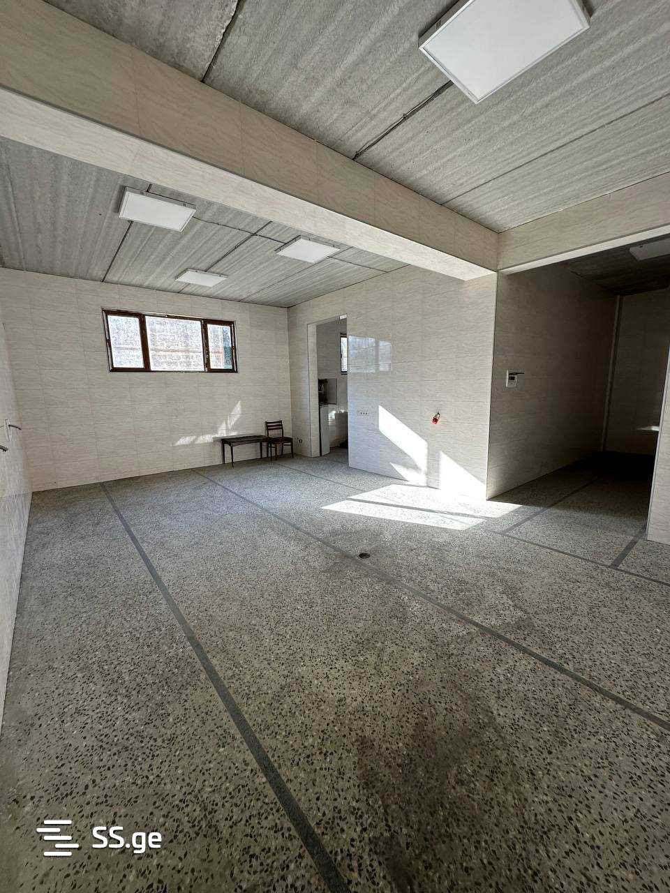 Здание 1350 м² участок 4000 м²