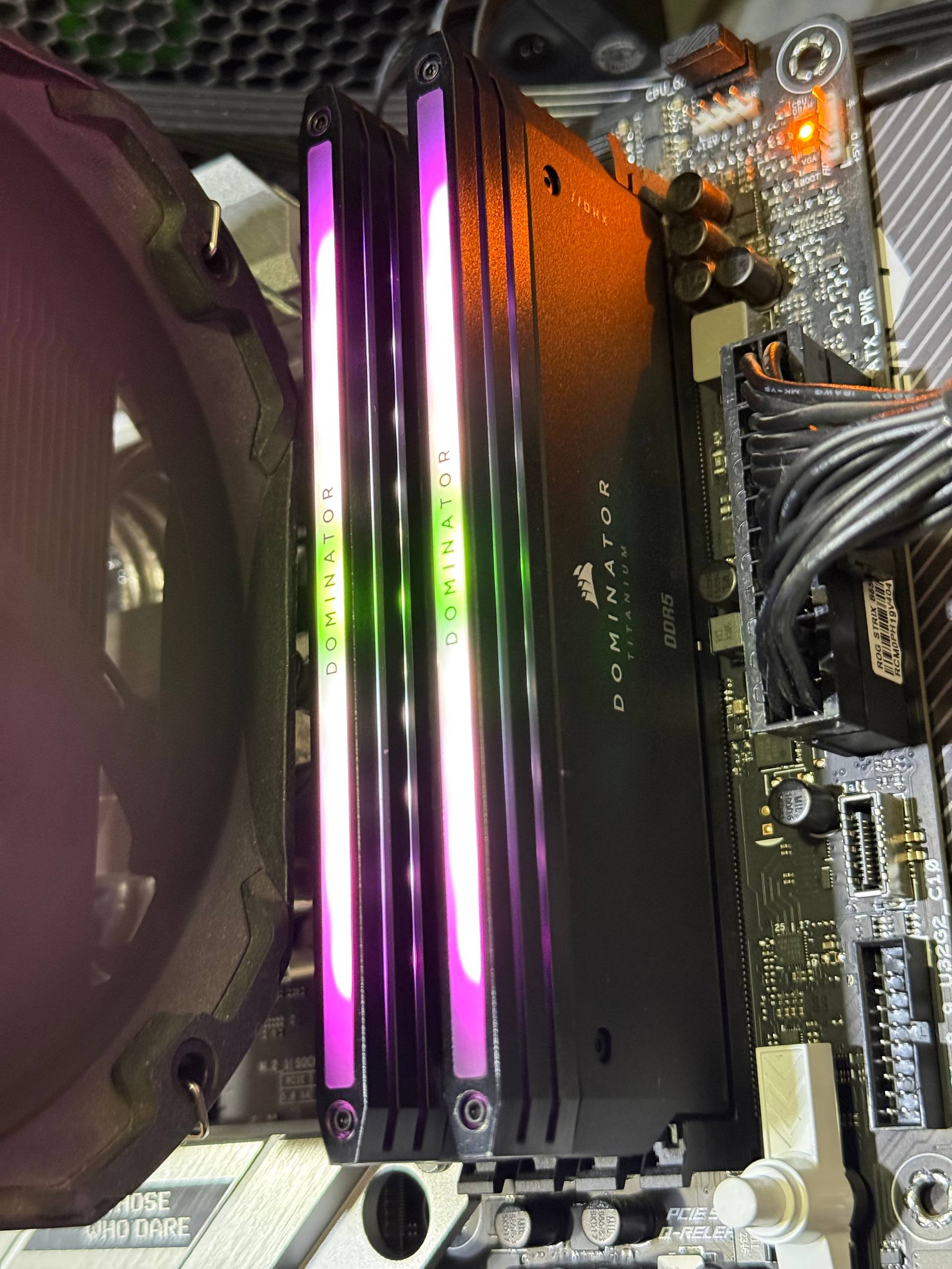 CORSAIR DOMINATOR DDR5 32GB 7600MHZ — ideal holat