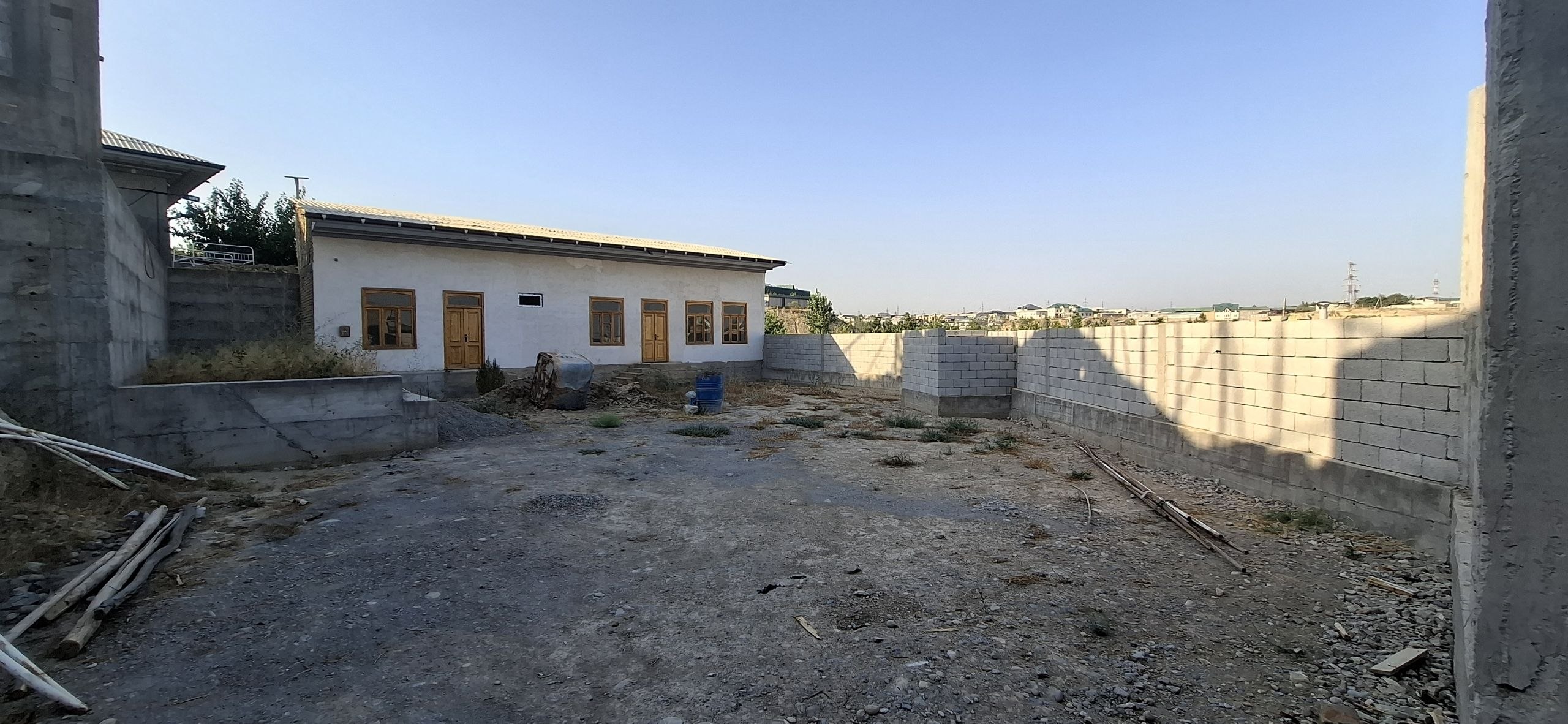 3 xonali hovli — gaz, suv, svet bor