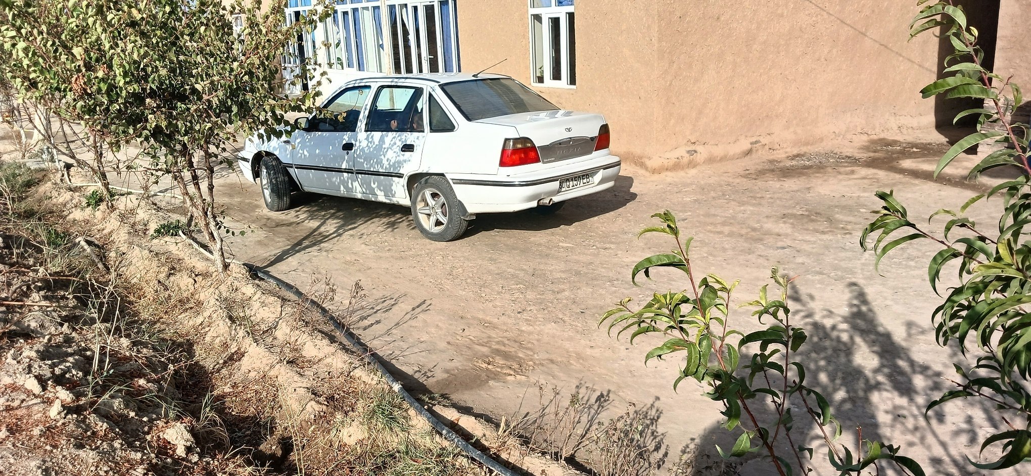 1996 yilgi benzinli avtomobil — yangi akkumulyator
