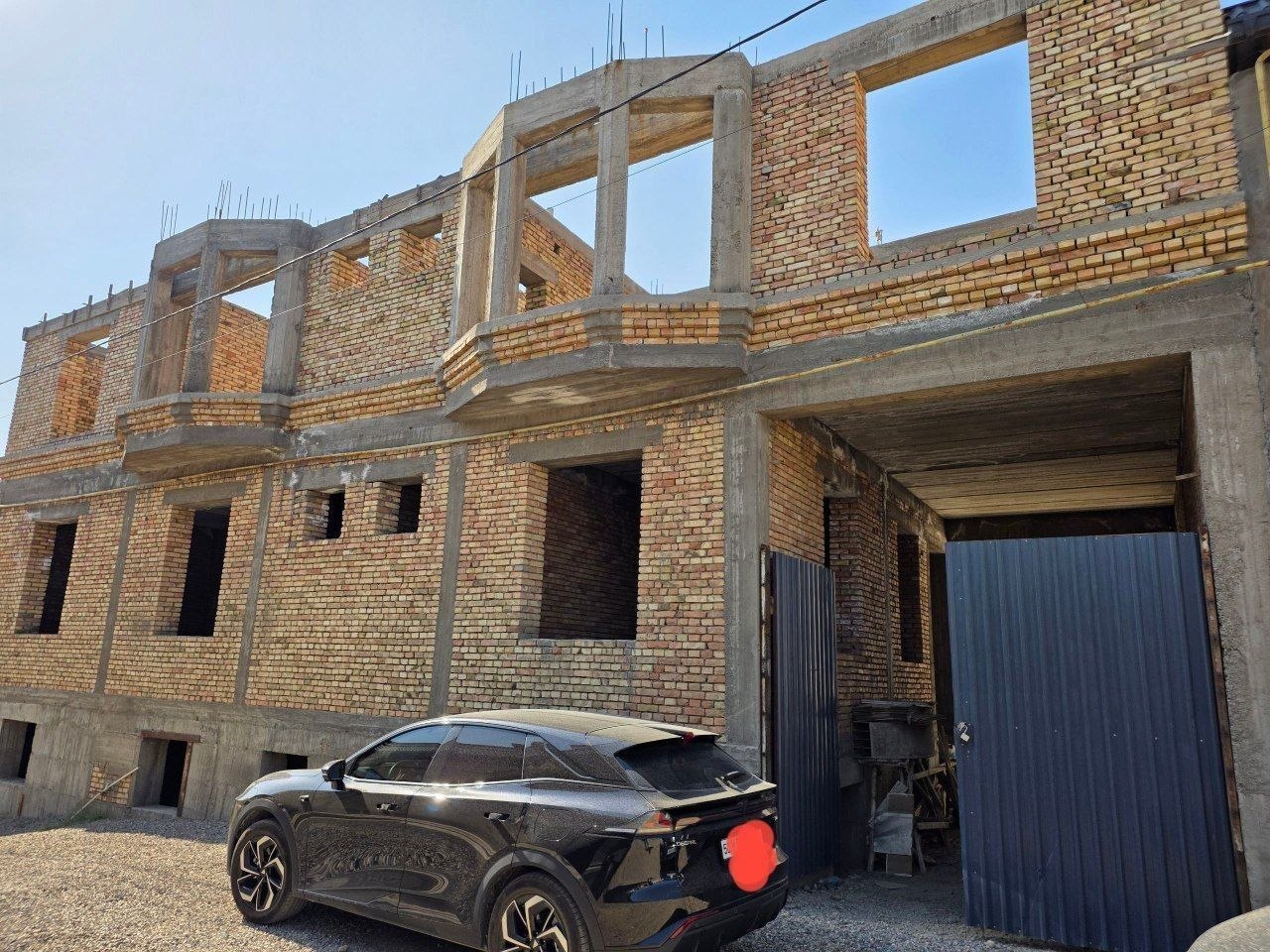 2 qavatli 10 xonali hovli — keng va baland