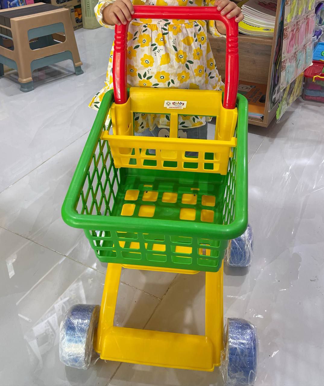 Bolajonlar uchun plastik aravacha — mustahkam