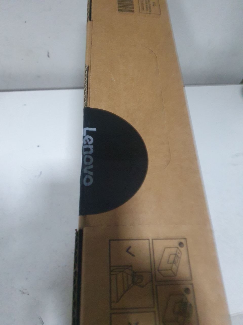 Lenovo notebook — karopkadan ochilmagan