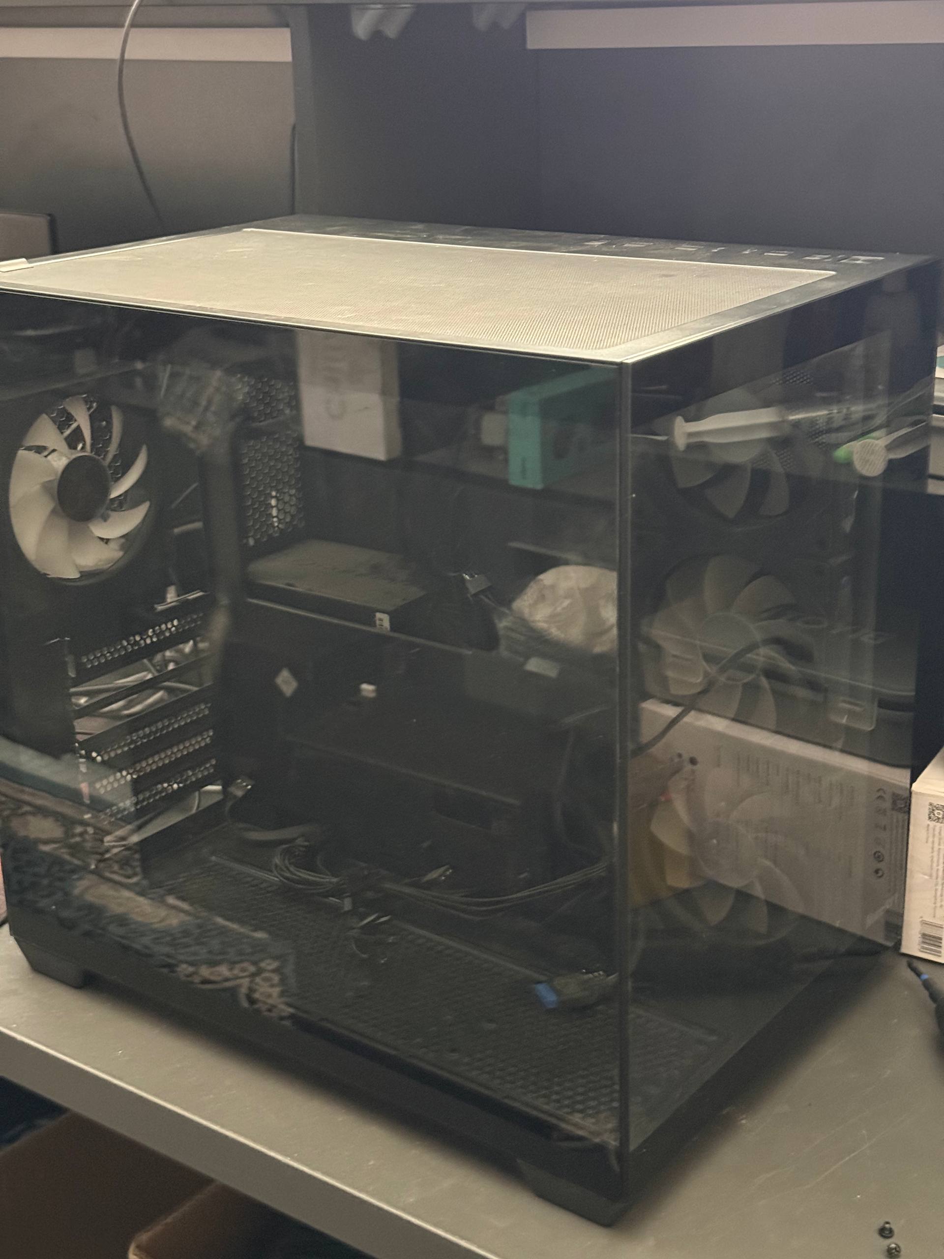 HUNTKEY 980 TORNODO — 4x ARGB FAN va COUGAR STC 600W