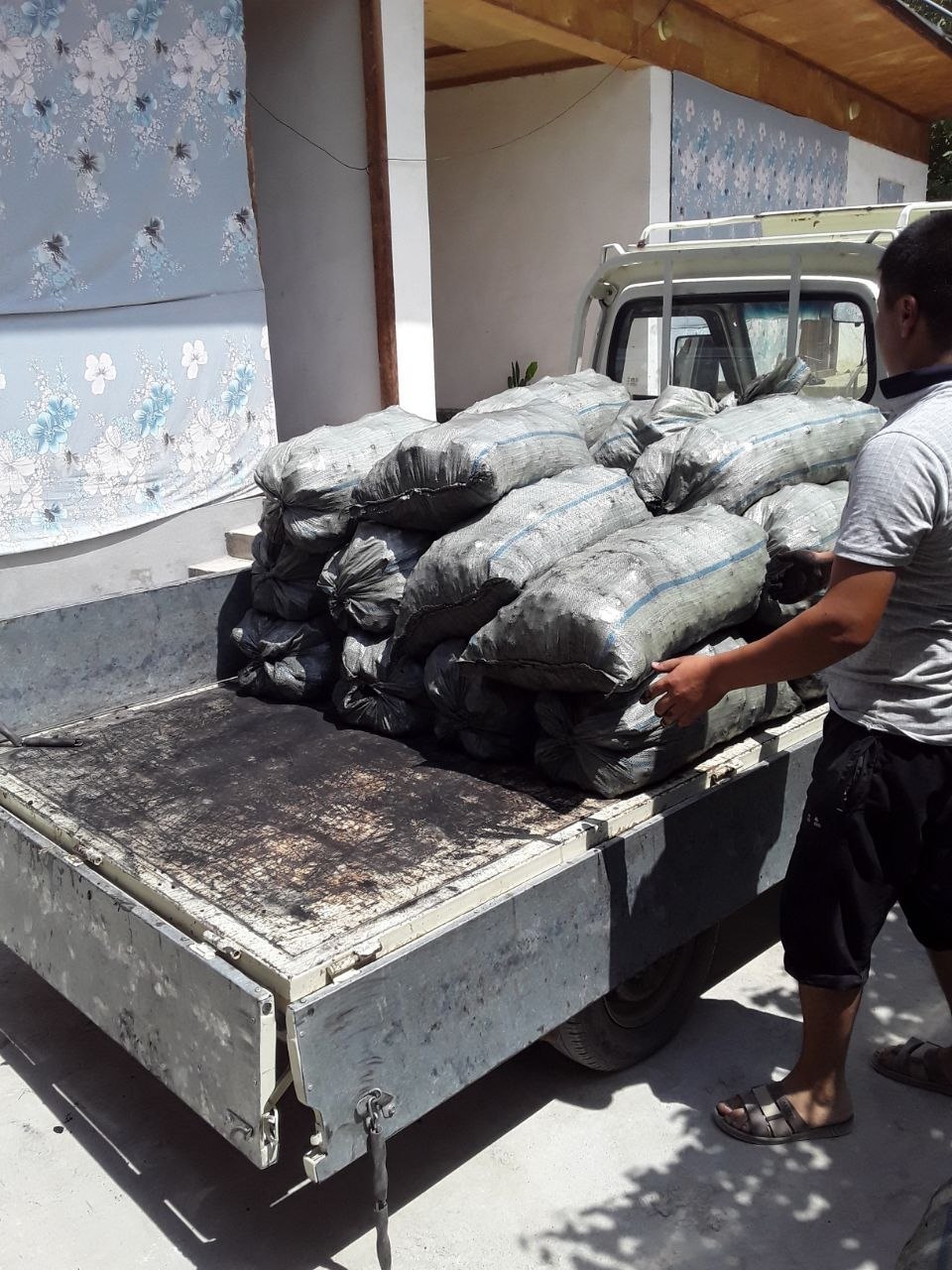Komir — qopda 1400 kg, adborka 1800 kg
