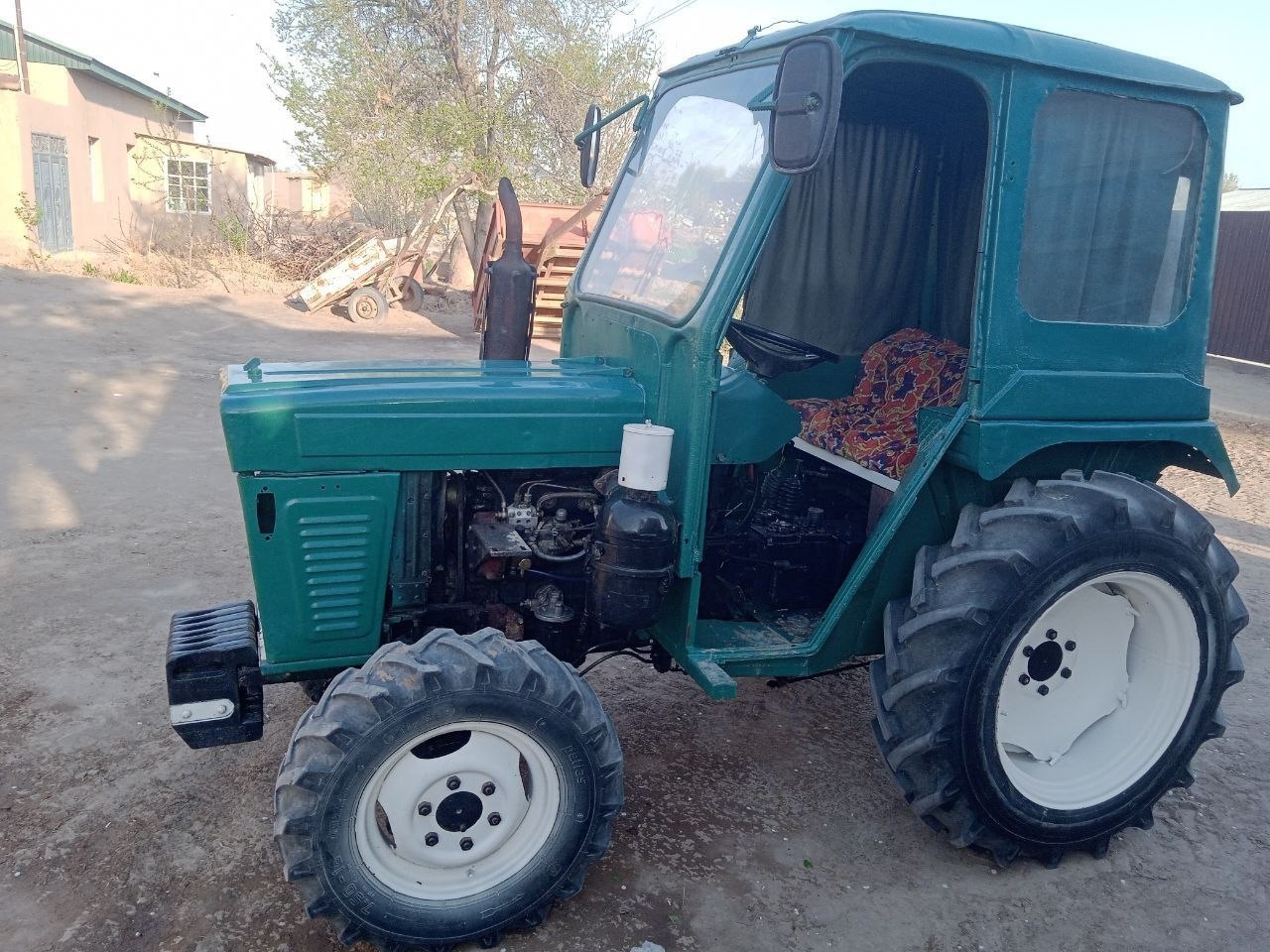 2002 yil traktor — yaxshi holat