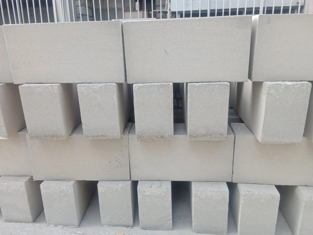 20 см газоблок 115 см + 125 см ғишт девор
