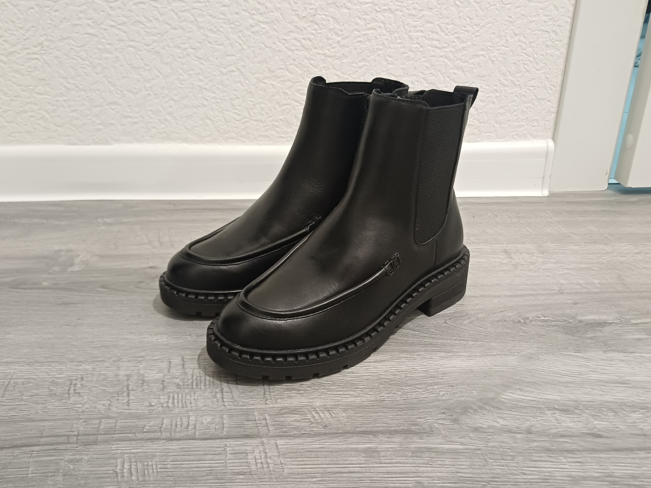 Ayollar poyabzali — yangi, ideal holat