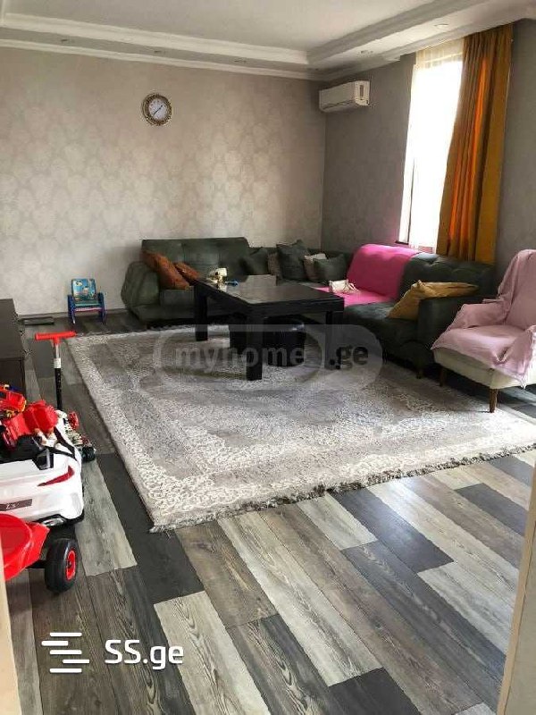 Katta xonali 275 m² uy — ta'mirlangan, mebellar bilan