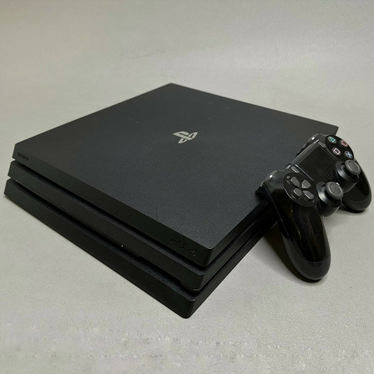 PlayStation 4 Pro — 1TB, 2 ta gamepad