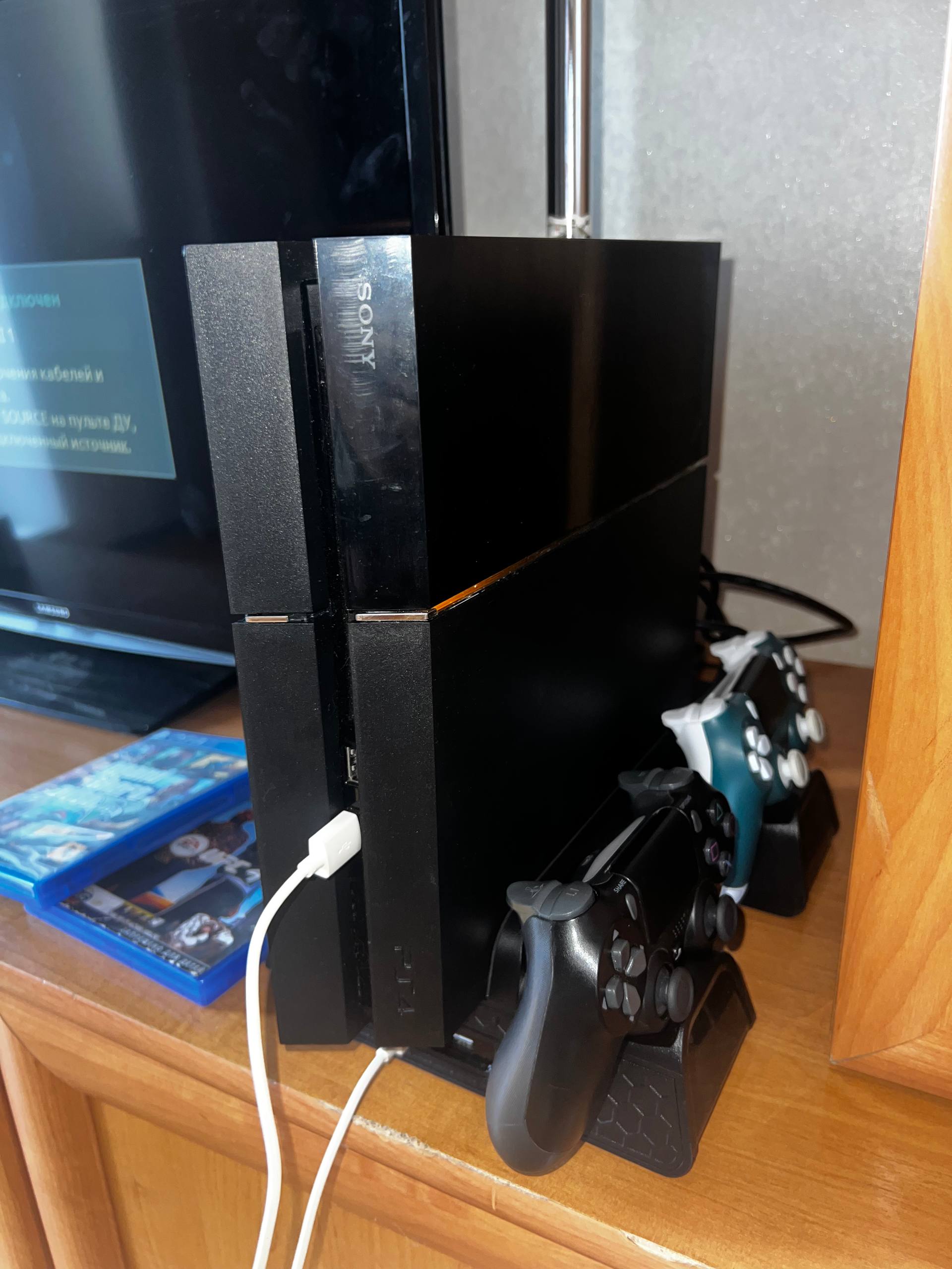 Sony PlayStation 4 fat на 500gb в хорошем состоянии