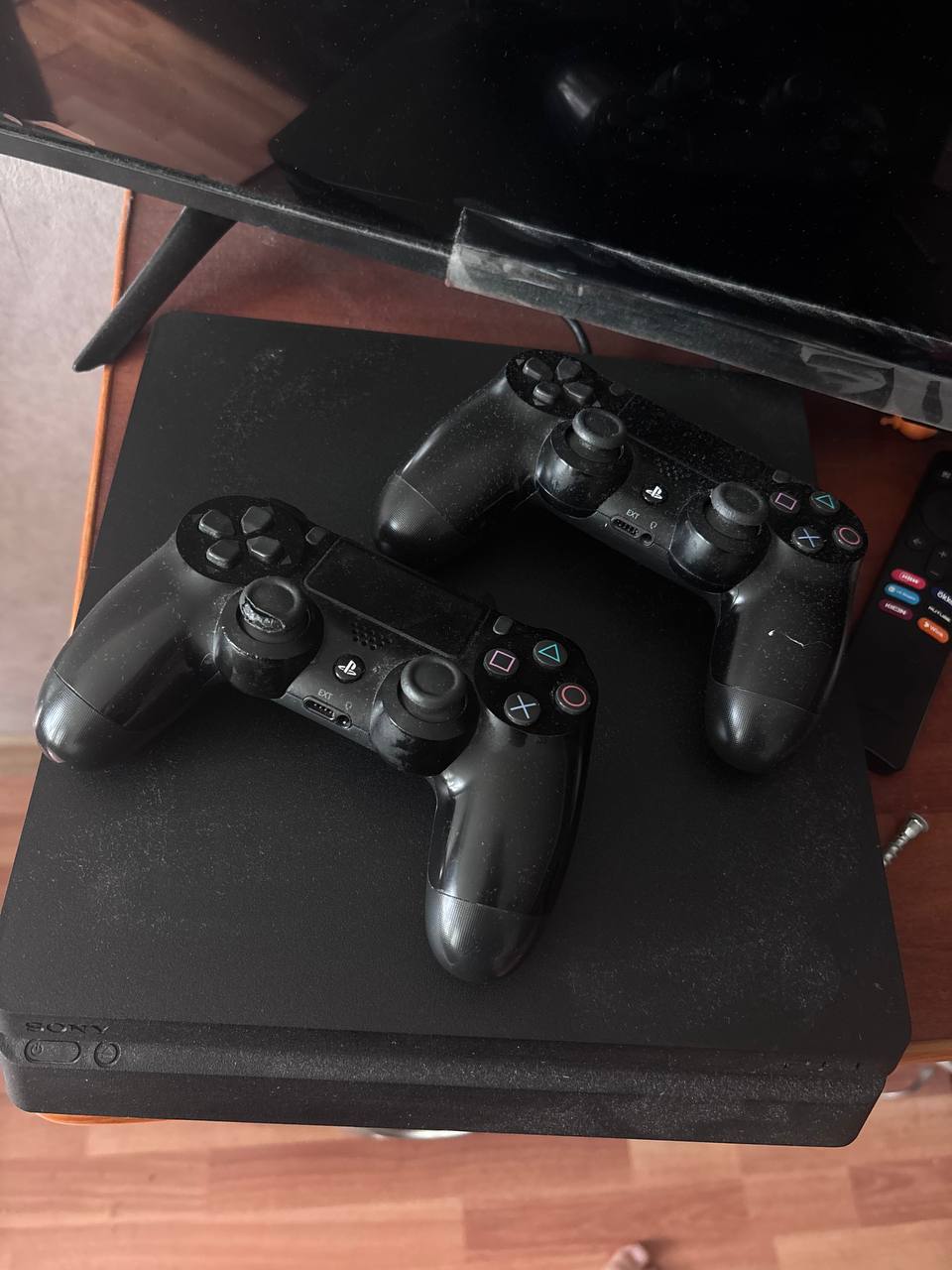 Sony PS4 — 2 joystik va o'yinlar bilan