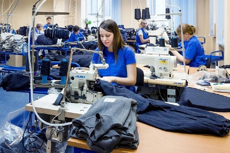 Tikuv sehiga dazmolchi va upakovka qizlar va ayollarni