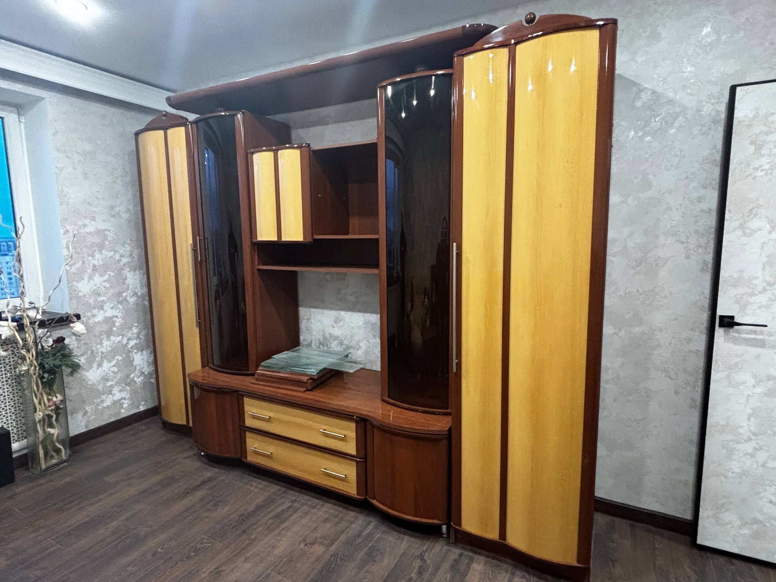 Стенку в гостиную и комплект мягкой мебели диван+кресло