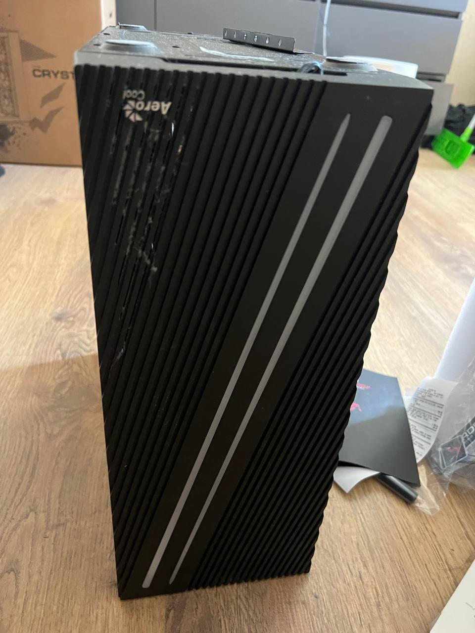 AeroCool PC korpusi — katta, qora